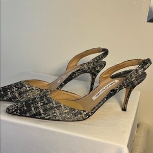 Manolo Blahnik Textured Navy and cream 3 in kitten Heels size 39